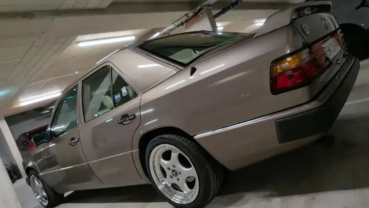 Mercedes-Benz E-Class 1990 photo 2