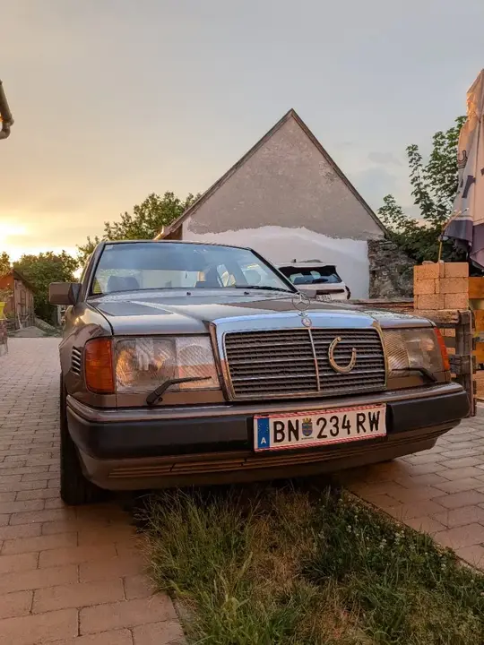 Mercedes-Benz E-Class 1990 photo 3