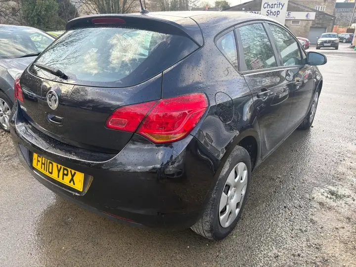 Vauxhall Astra 2010 photo 4