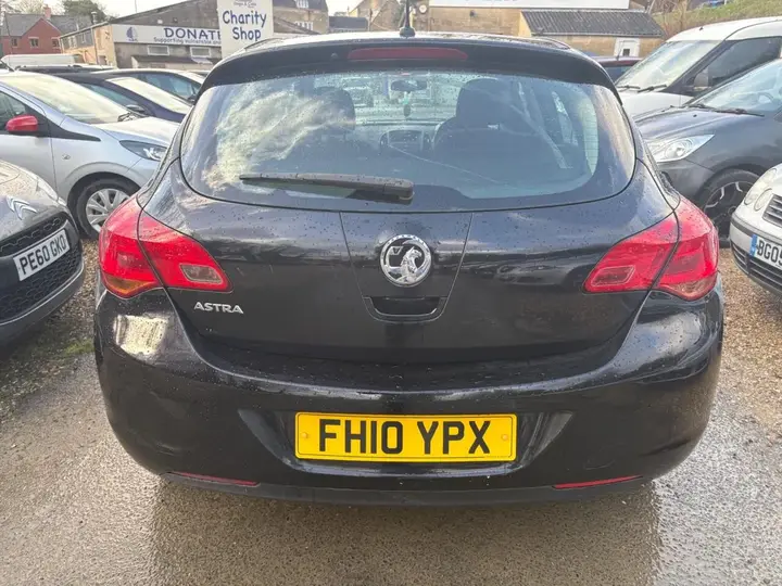 Vauxhall Astra 2010 photo 2