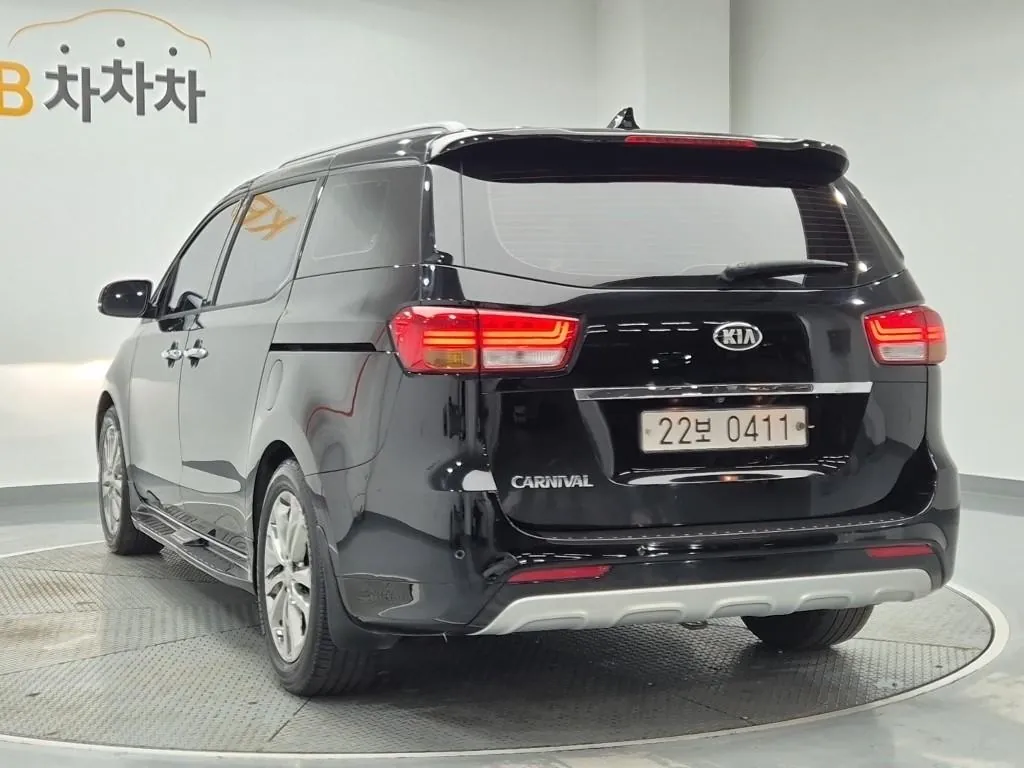 Kia Carnival 2017 photo 2