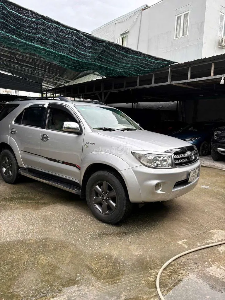 Toyota Fortuner 2010 photo 2