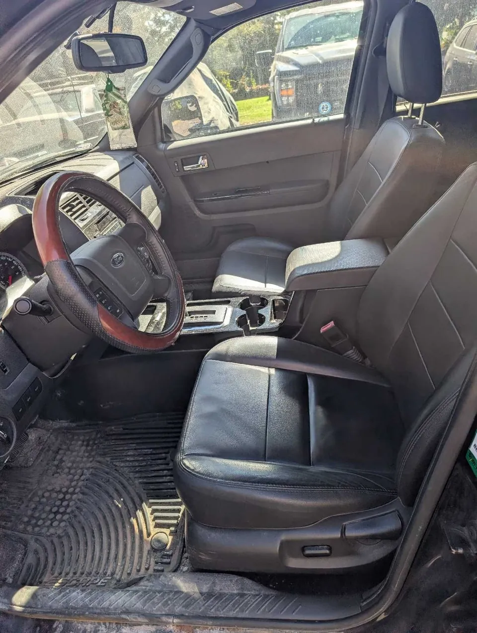 Ford Escape 2011 photo 2