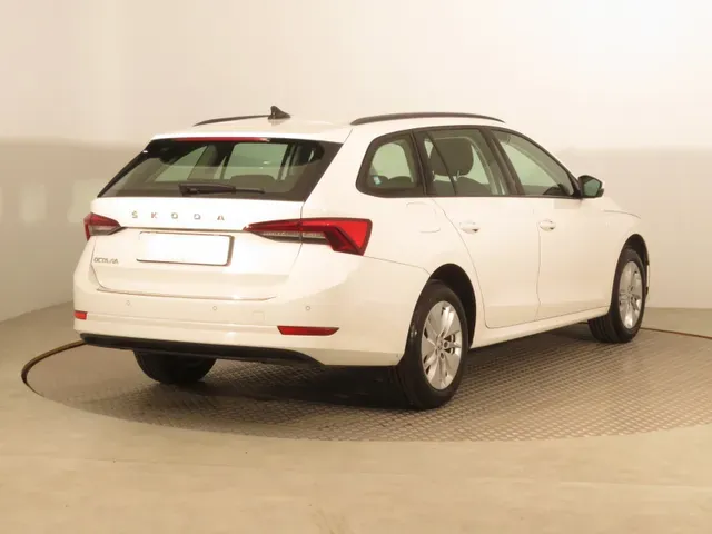 Skoda Octavia Combi 2021 photo 4