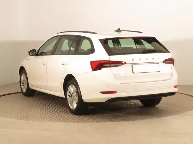 Skoda Octavia Combi 2021 photo 3