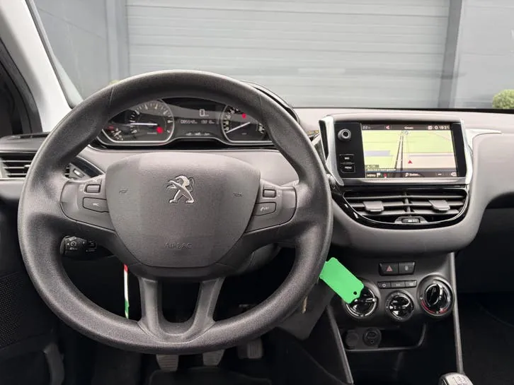 Peugeot 208 2017 photo 3