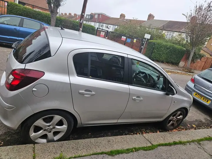 Vauxhall Corsa 2011 photo 2