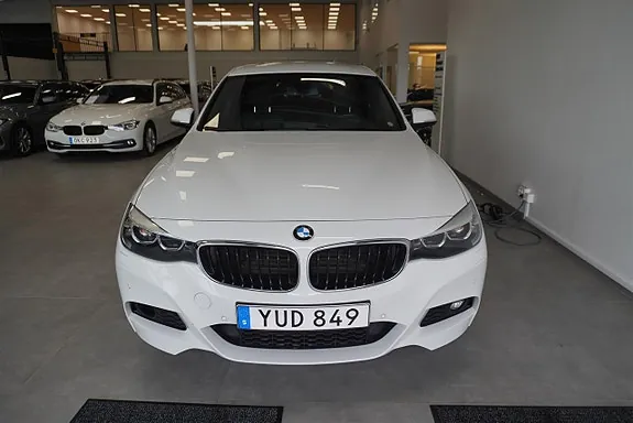 BMW 320I 2019 photo 2