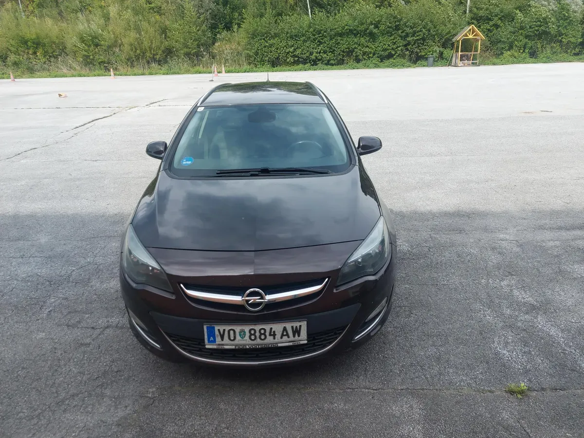 Opel Astra 2013 photo 2