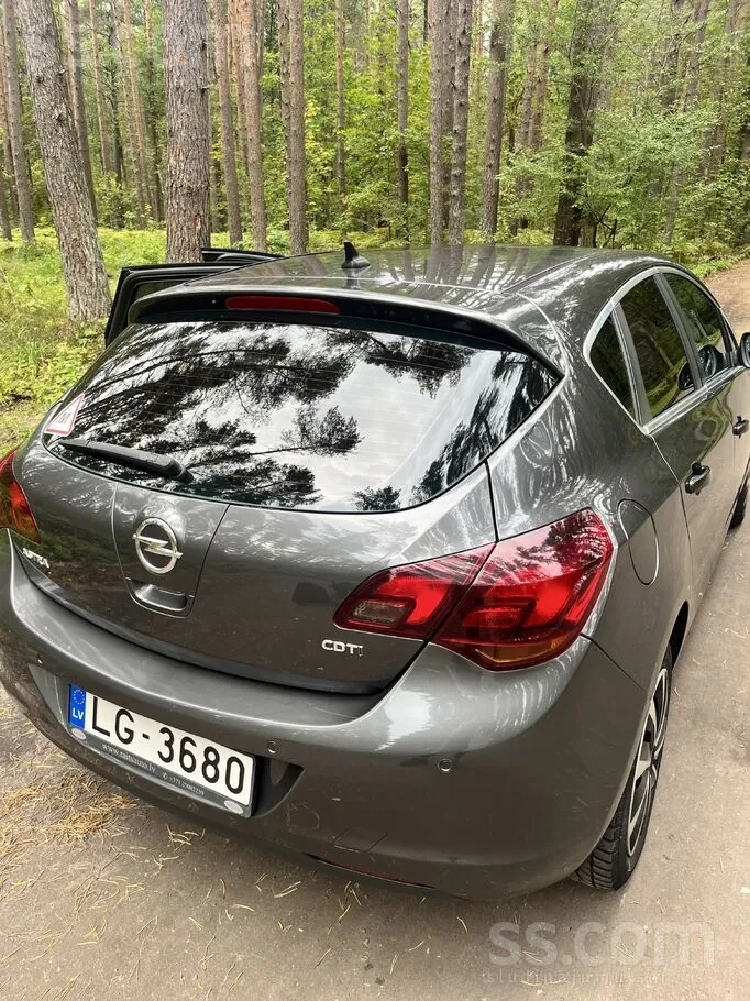 Opel Astra 2011 photo 2