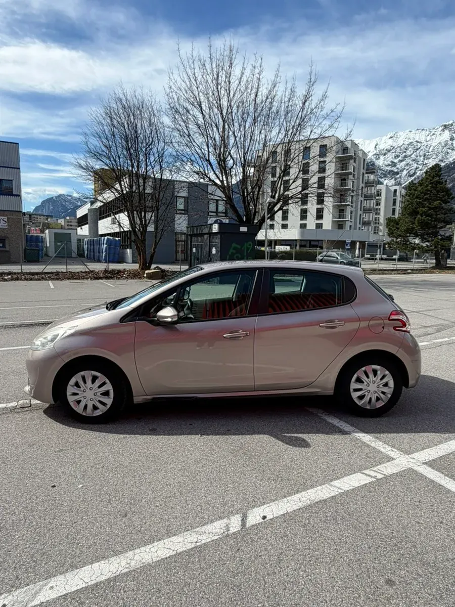 Peugeot 208 2012 photo 3