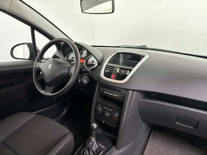 Peugeot 207 2010 photo 4