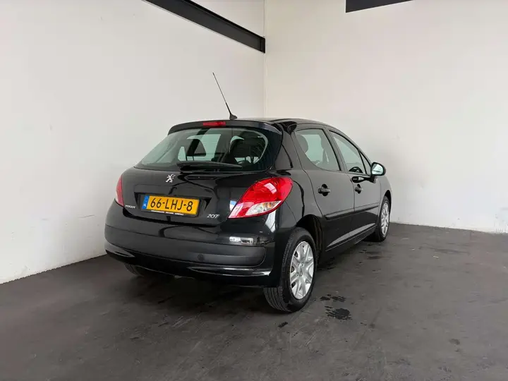 Peugeot 207 2010 photo 2