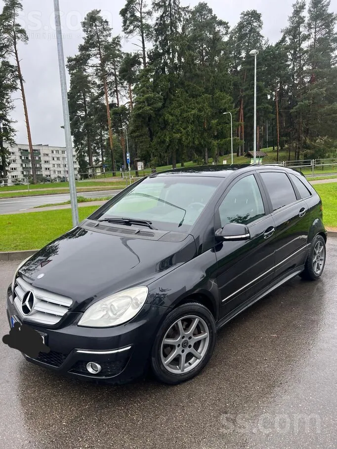 Mercedes-Benz B180