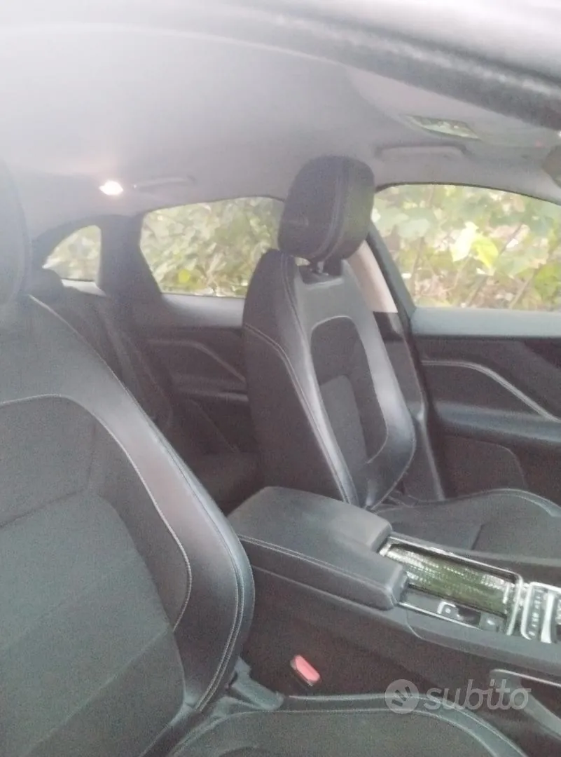 Jaguar F-Pace 2017 photo 2
