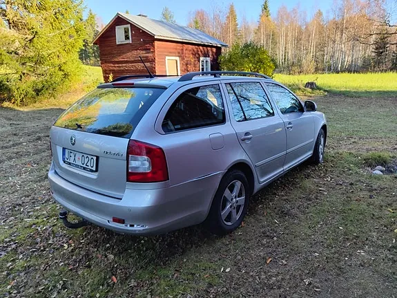 Skoda Octavia 2012 photo 2