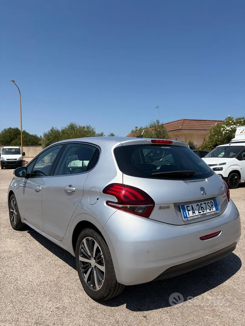 Peugeot 208 2015 photo 5