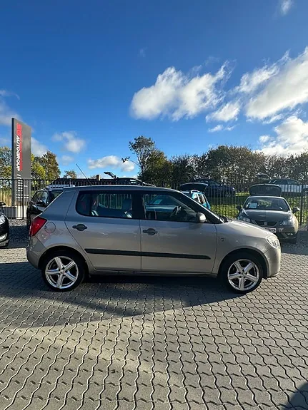 Skoda Fabia 2007 photo 2