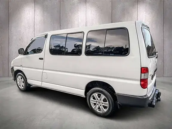 Toyota Hiace 2010 photo 3