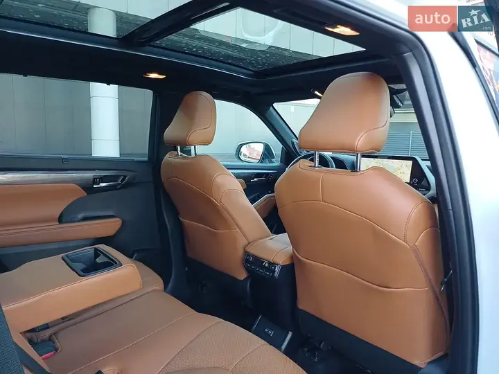 Toyota Highlander 2024 photo 2