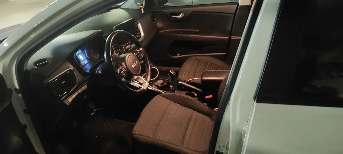 Kia Stonic 2023 photo 2