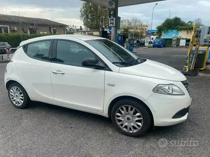 Lancia Ypsilon 2014 photo 2