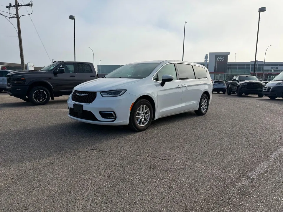 Chrysler Pacifica 2023 photo 2