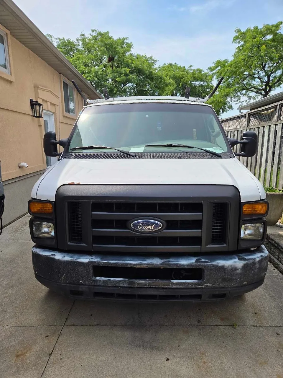 Ford E-250 2009 photo 2