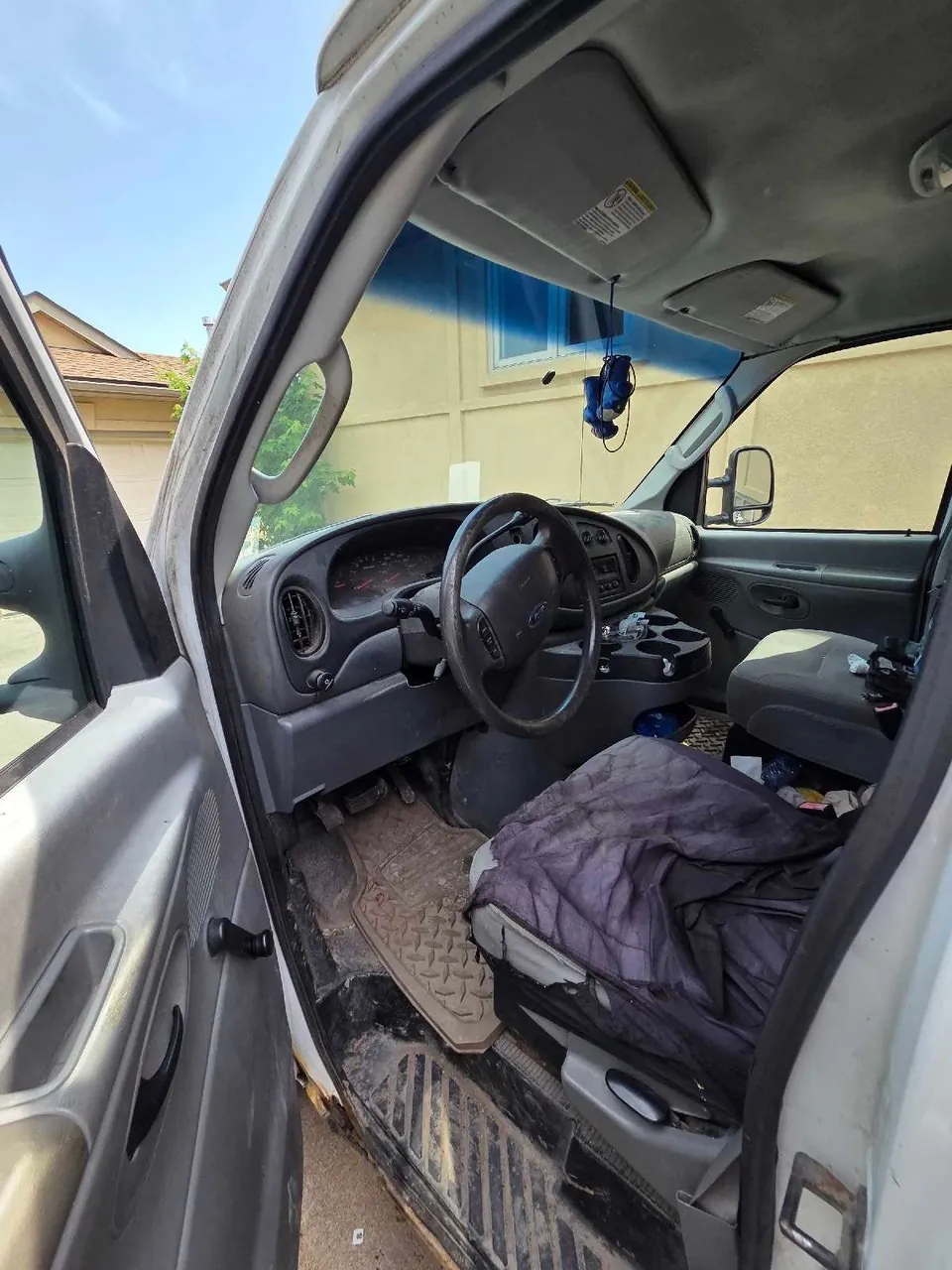 Ford E-250 2009 photo 4