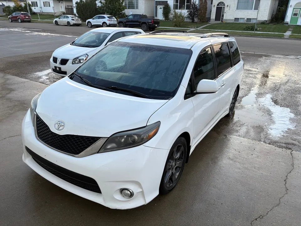 Toyota Sienna 2015 photo 2