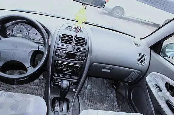 Mitsubishi Carisma 1998 photo 5