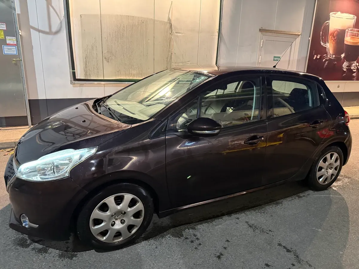 Peugeot 208 2012 photo 2