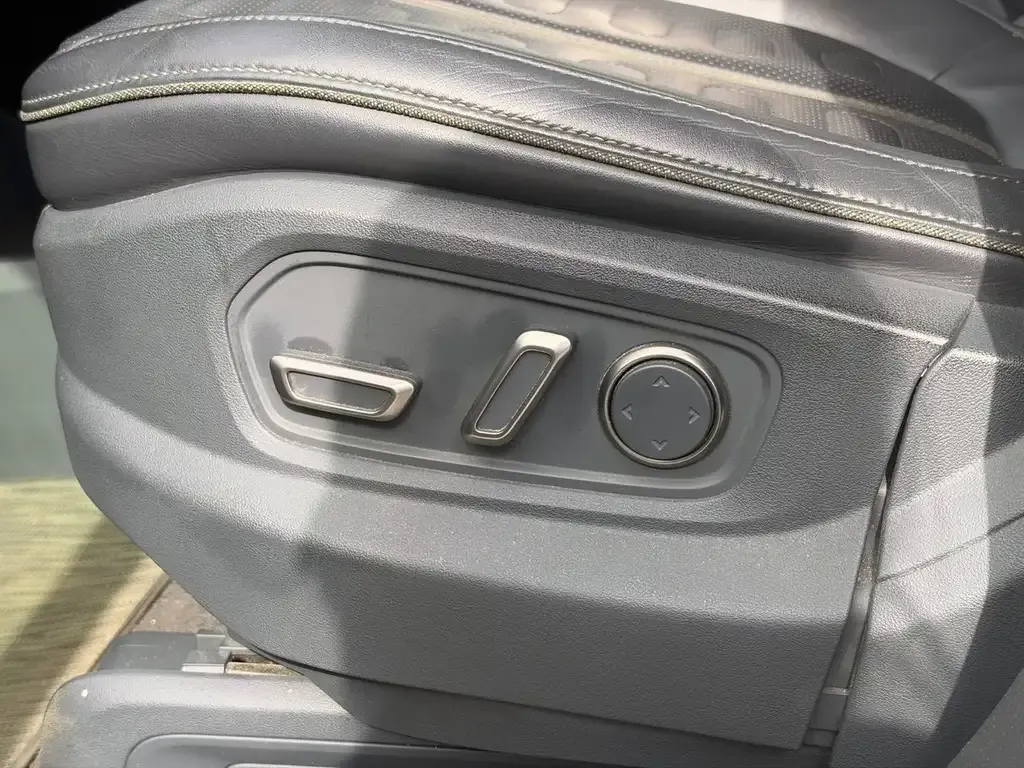 Rivian R1S 2023 photo 3