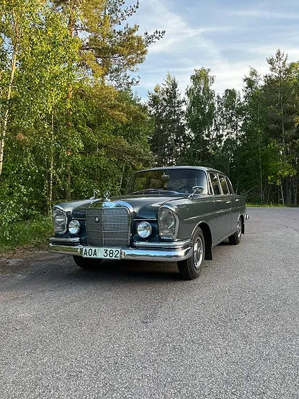 Mercedes-Benz 220