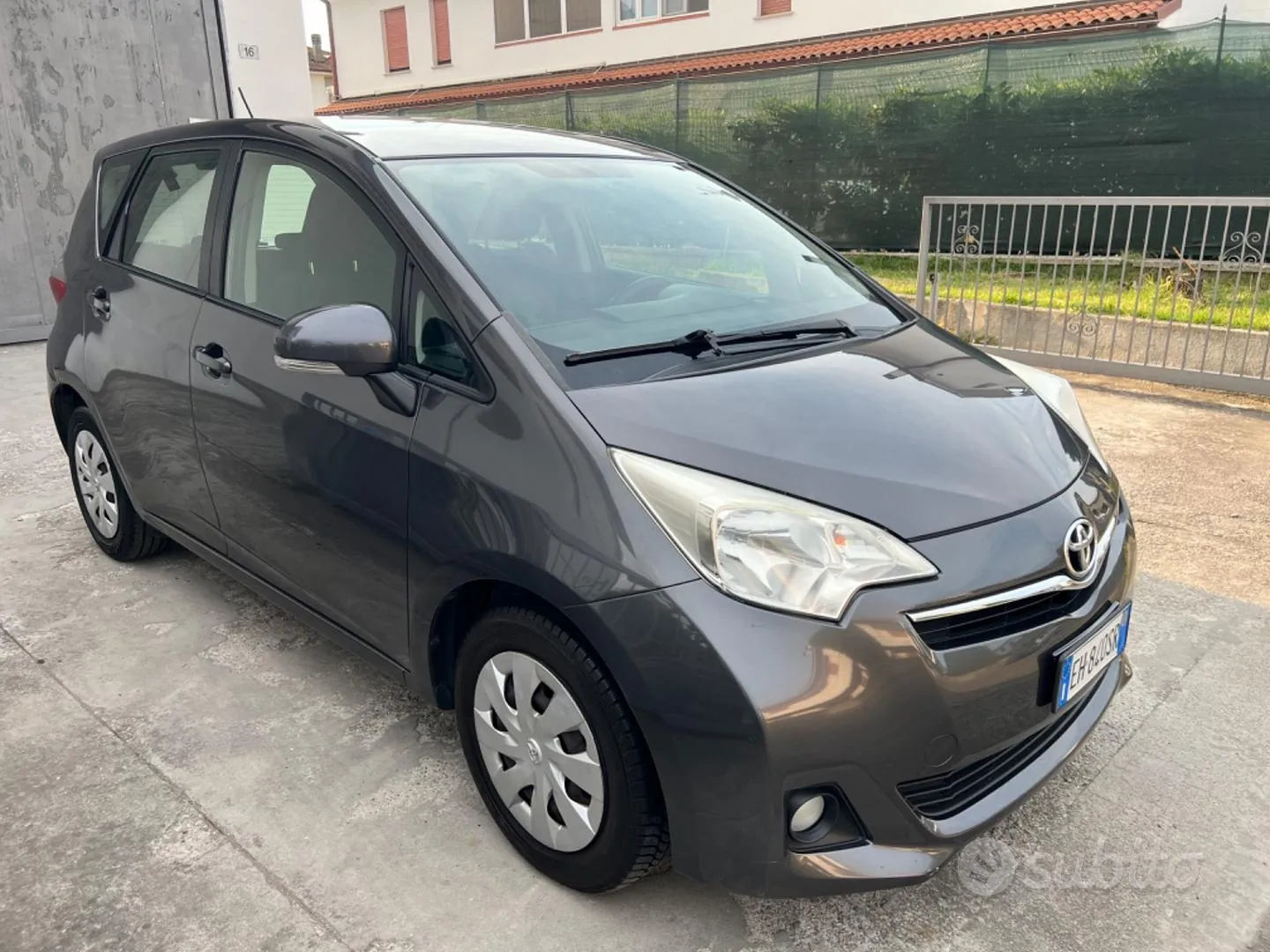 Toyota Verso-S 2011 photo 2