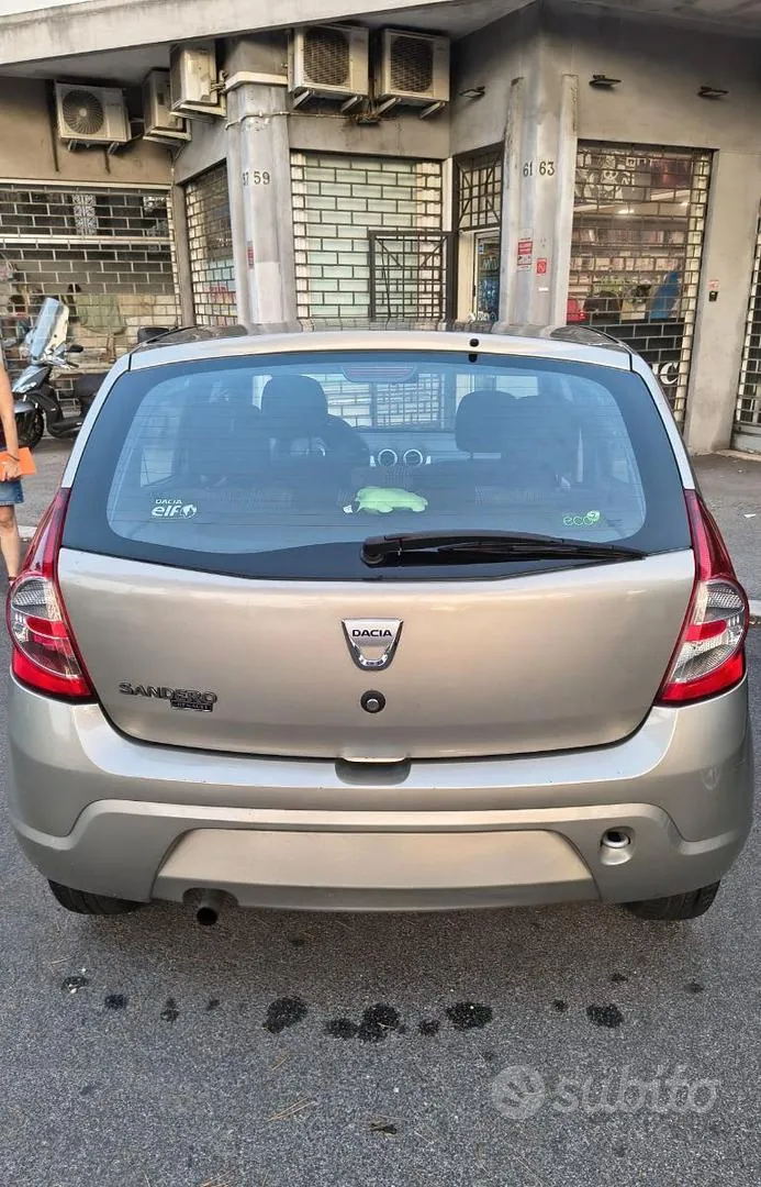 Dacia Sandero 2010 photo 2