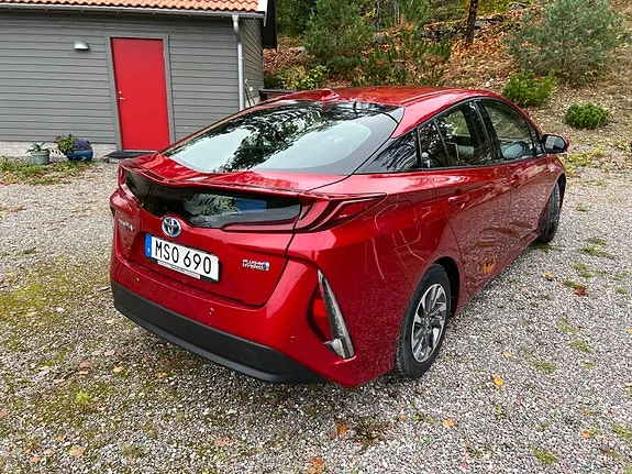 Toyota Prius Plug-In Hybrid 2019 photo 2