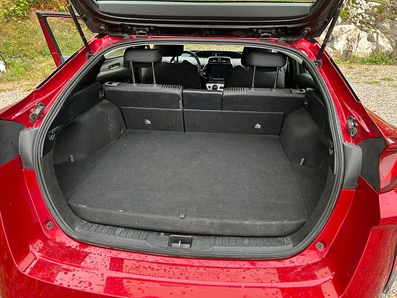 Toyota Prius Plug-In Hybrid 2019 photo 4