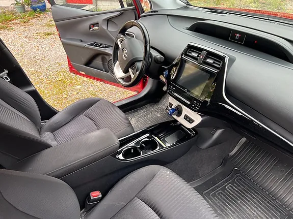 Toyota Prius Plug-In Hybrid 2019 photo 3