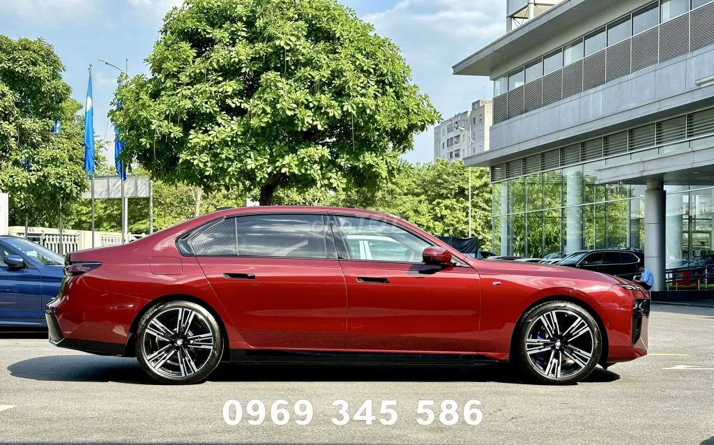 BMW 7 Series 2025 photo 2