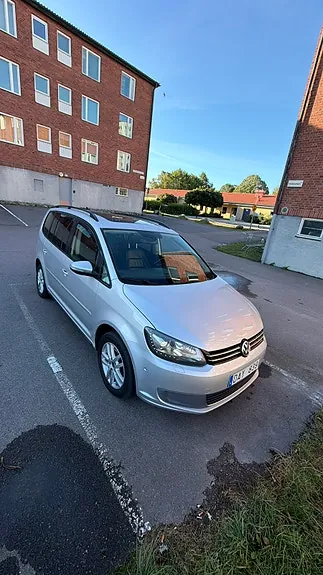 Volkswagen Touran 2011 photo 2