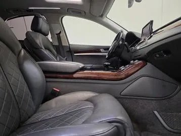 Audi A8 2011 photo 2