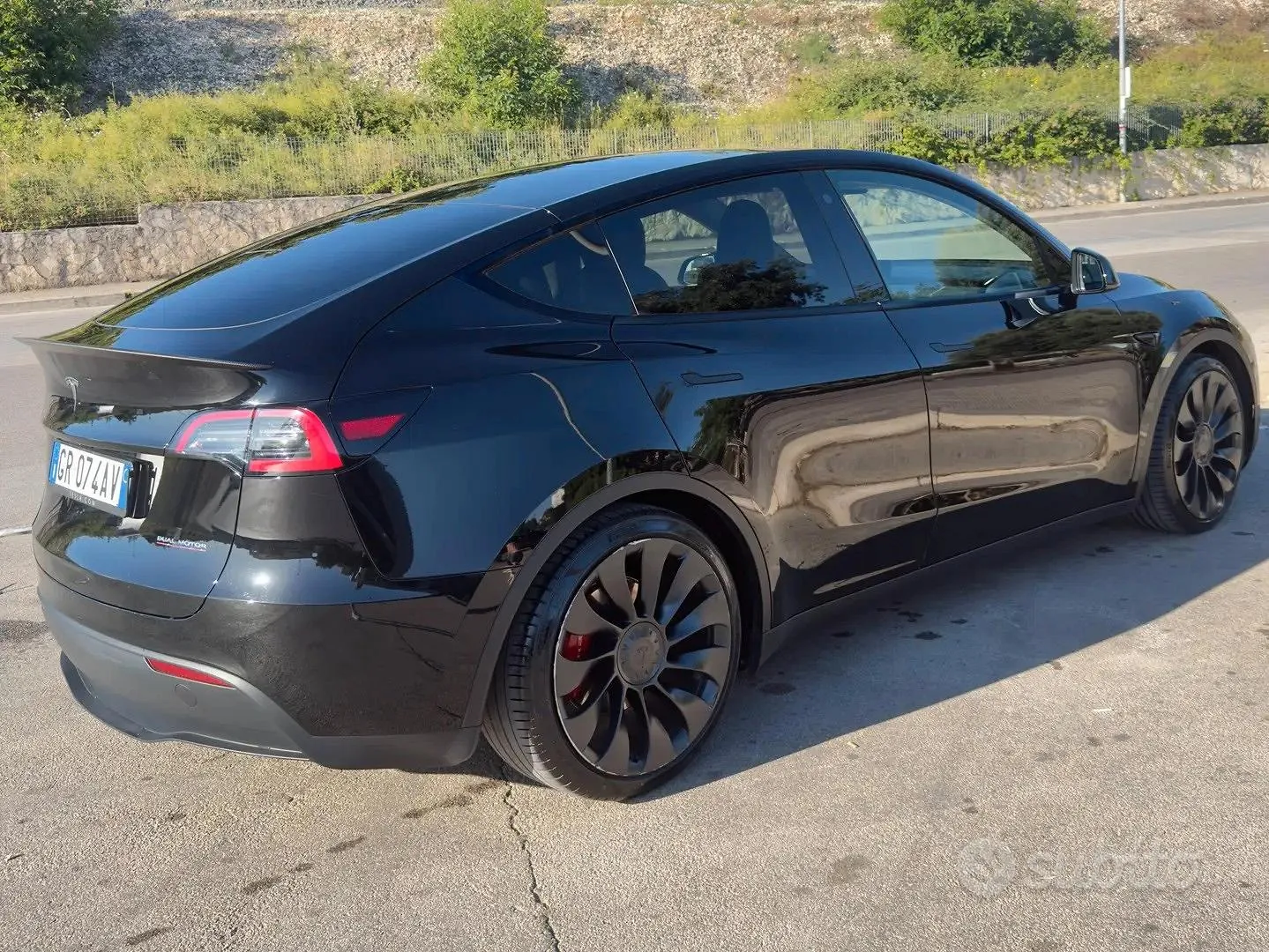 Tesla Model Y 2023 photo 2