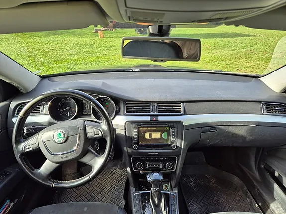 Skoda Superb 2011 photo 4