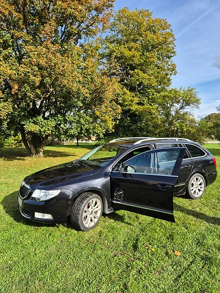 Skoda Superb 2011 photo 2