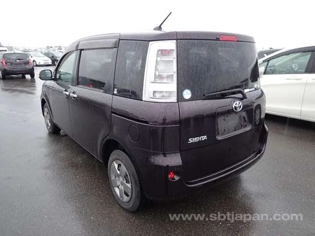 Toyota Sienta 2011 photo 3