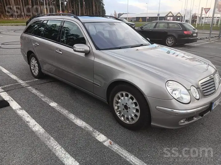 Mercedes-Benz E220 2004 photo 3
