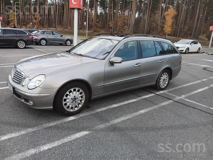 Mercedes-Benz E220 2004 photo 2