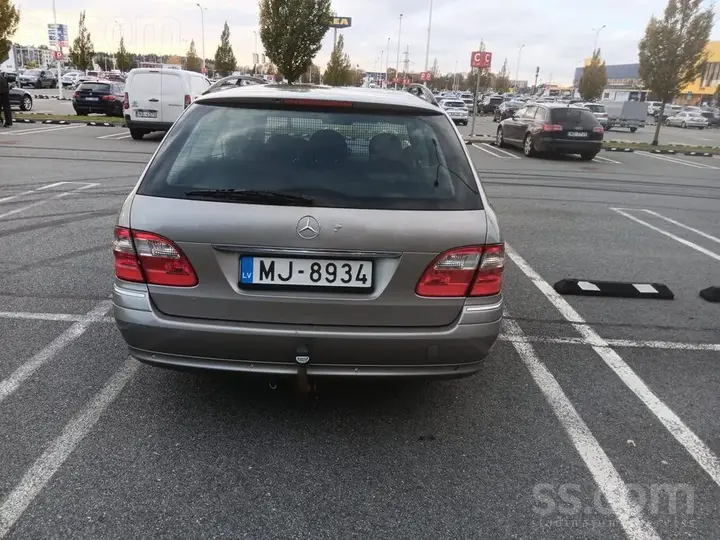 Mercedes-Benz E220 2004 photo 4