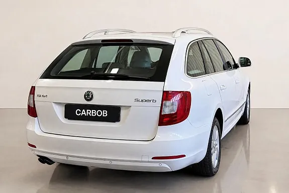 Skoda Superb 2012 photo 4